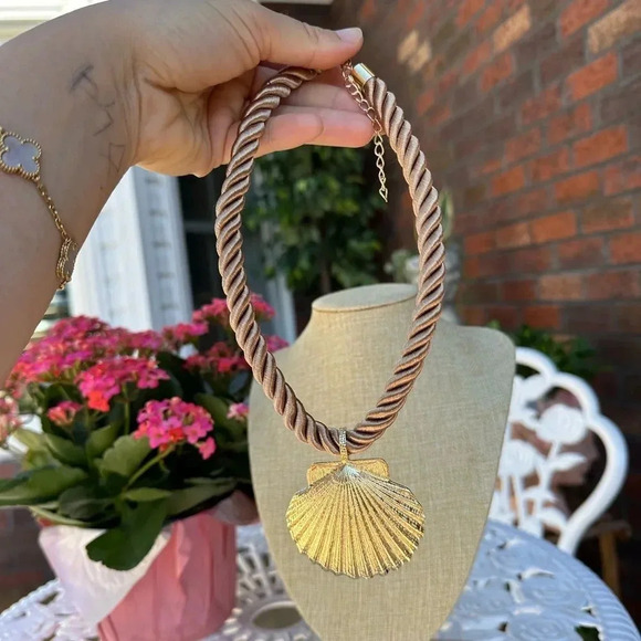 Seashell Gold Rope Chain Earrings Necklace Set - Picture 10 of 10